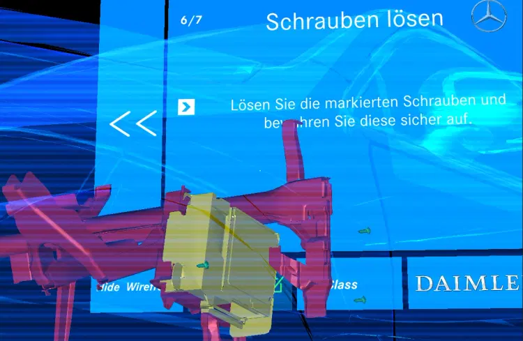 Microsoft HoloLens zeigt 3D-Wartungsanleitung mit Schraubenmarkierungen und AR-Reparaturhilfe.