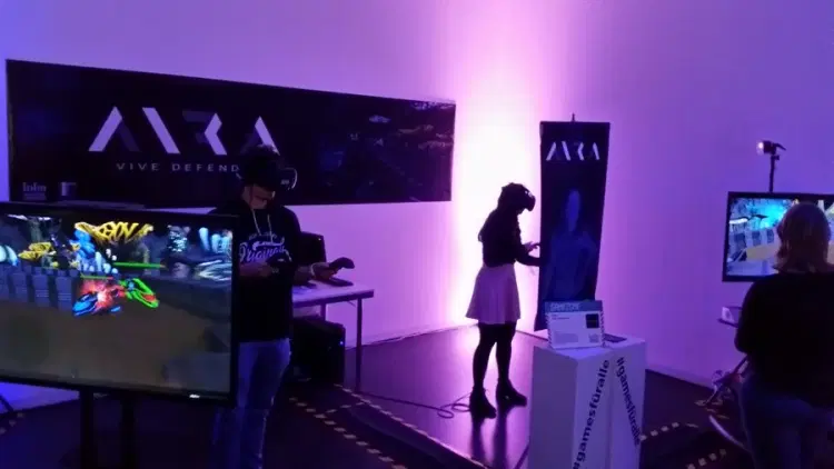 Spieler mit VR-Headsets spielen AIRA auf der ITFS Gamezone Expo.