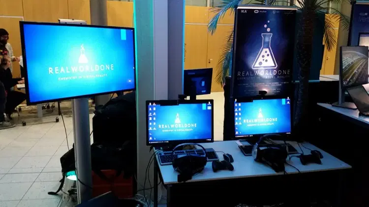 VR-Stand mit Lernanwendung für Chemie, verwendet Oculus Rift Headsets.