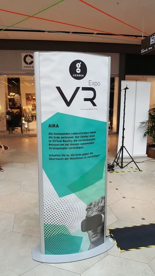 AIRA-VR-Stand mit interaktiven Headsets und auffälligem Branding auf der VR Expo.
