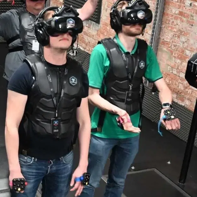 Zwei Spieler in vollständigen VR-Anzügen spielen ein immersives Virtual-Reality-Spiel.